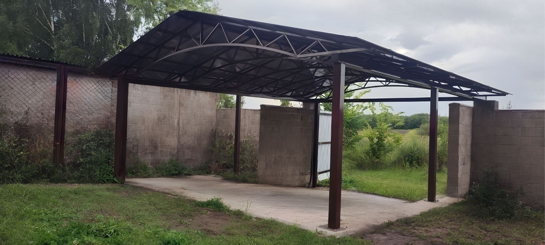 Автонавес для загородного дома с поликарбонатом