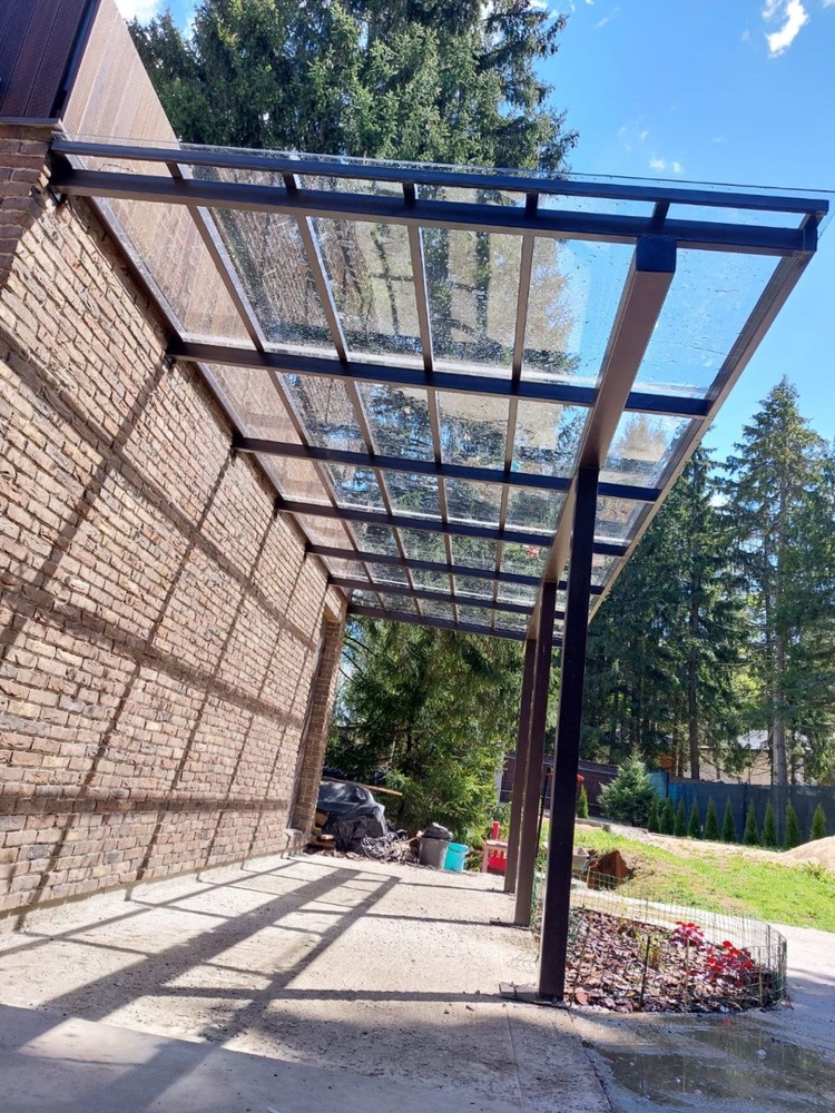 Односкатный навес-пристрой к дому из монолитного поликарбоната