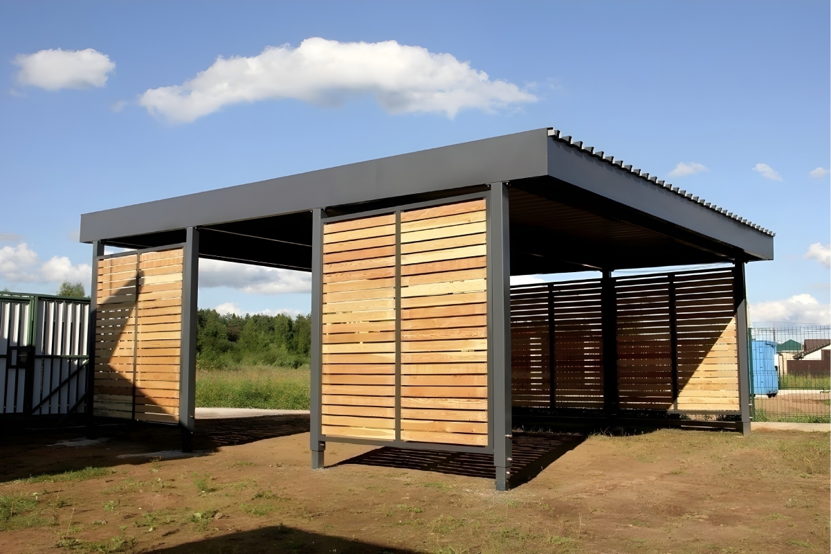 Односкатный навес-пристрой к дому из монолитного поликарбоната